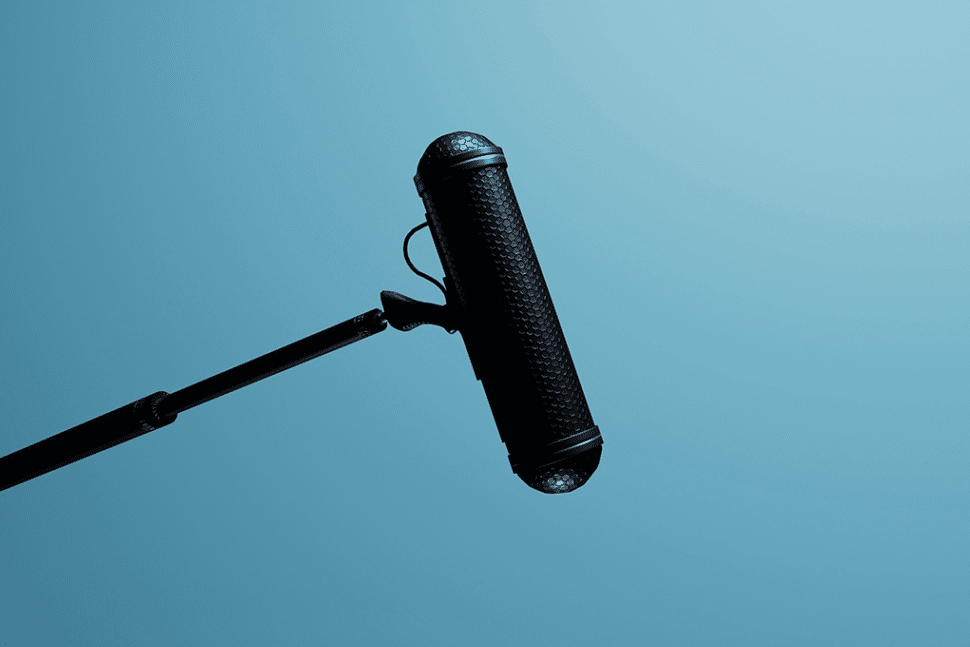 Un microphone de baladodiffusion sur fond bleu