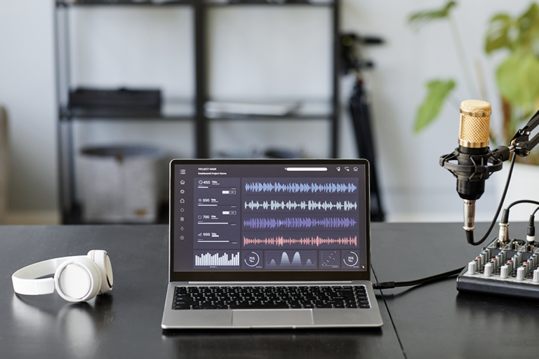 un portátil con un programa de edición de audio abierto