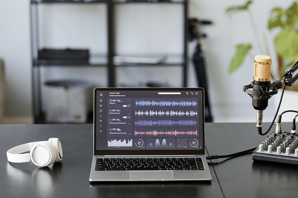 ноутбук с открытой программой для редактирования звука