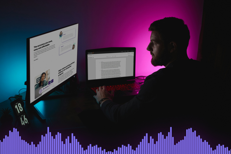 homme regardant deux écrans et lisant deux grands blocs de texte