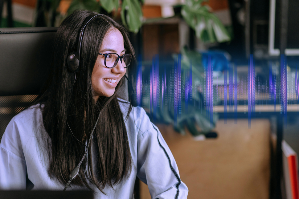 口吐声波的眼镜女