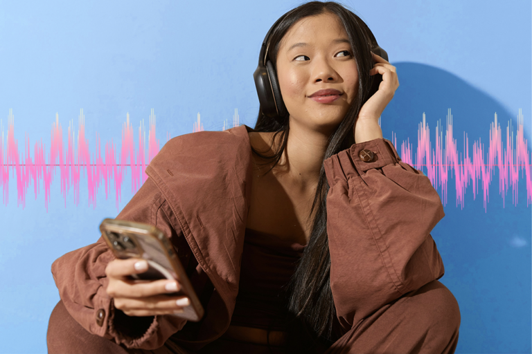 妇女微笑着听耳机，身后传来声波