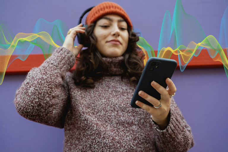 Kvinde med orange hue lytter til musik