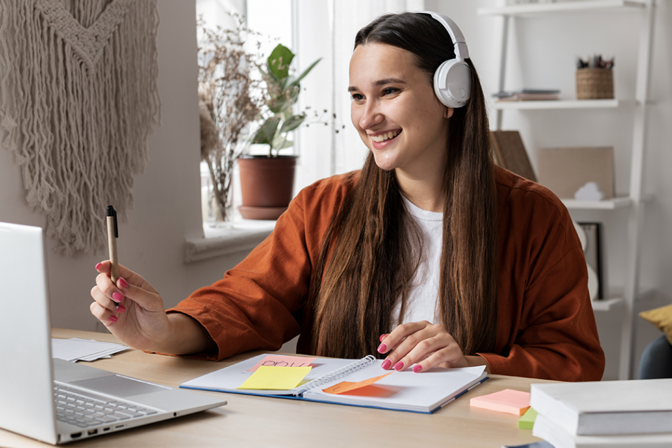 vrouw met koptelefoon op glimlacht met een papier vol notities