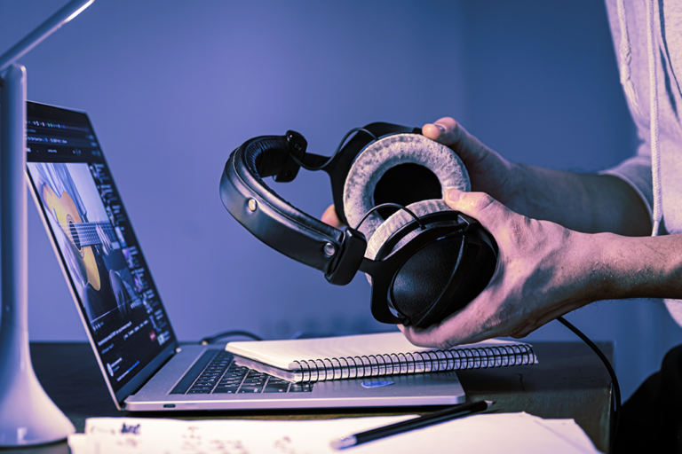 Mand med hovedtelefoner